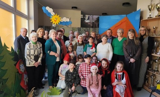 Zdjęcie do Międzypokoleniowe spotkanie z &bdquo;Czerwonym Kapturkiem&rdquo;